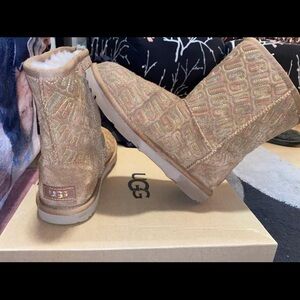 Girls UGG boots.
Size 5
Tan with all over rainbow print $80 worn once